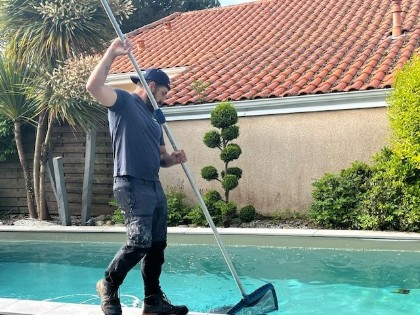 Technicien Oresia au bord d’une piscine