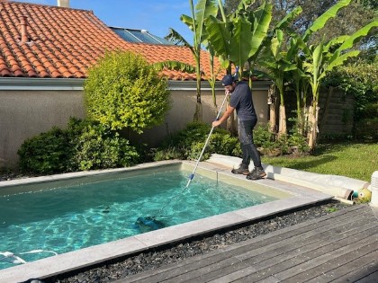 Technicien Oresia nettoyant une piscine