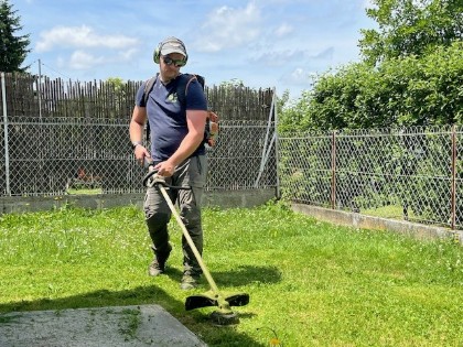 Un membre de l’équipe Arboresia entretient une pelouse