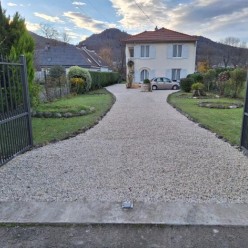 Allée gravillonnée menant à une maison