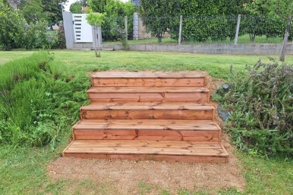 Escalier extérieur en bois dans un talus