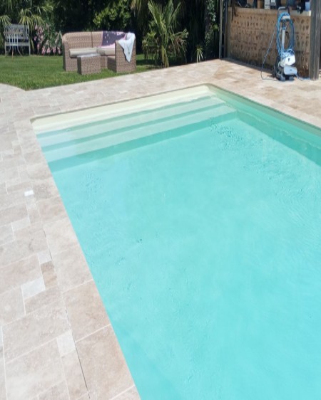 Piscine avec plage en pierre claire